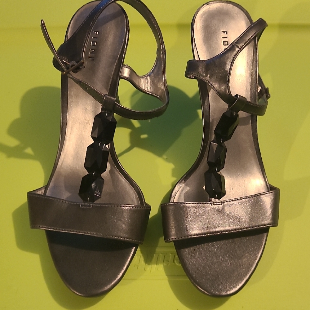 FIONI Clothing Silver Sandals with T-Strap Design